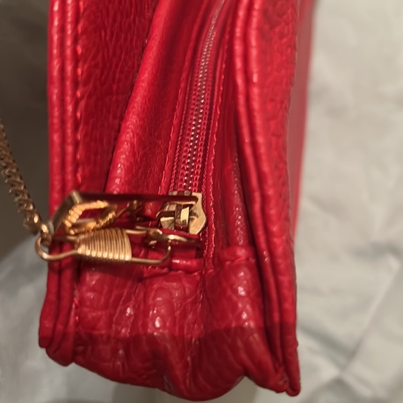 RED Lip Shape Chain Crossbody/Shoulder Bag - Picture 4 of 7